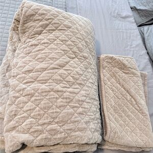 Restoration Hardware
WASHED VELVET DIAMOND-QUILT and SHAMS - King